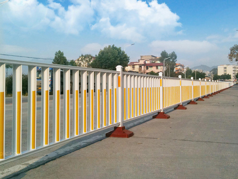 新疆大润发贵宾厅道路护栏工程案例
